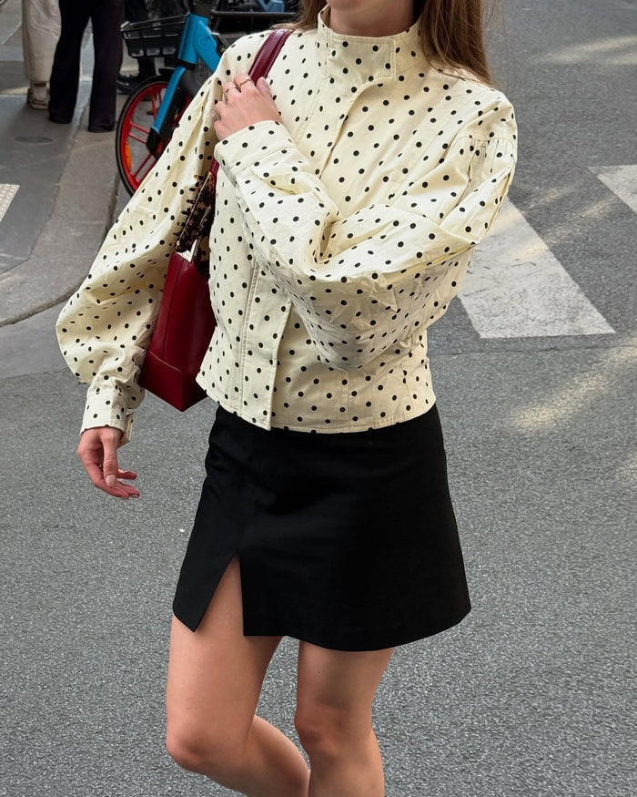 Jasje met stippen, pofmouwen en hoge hals