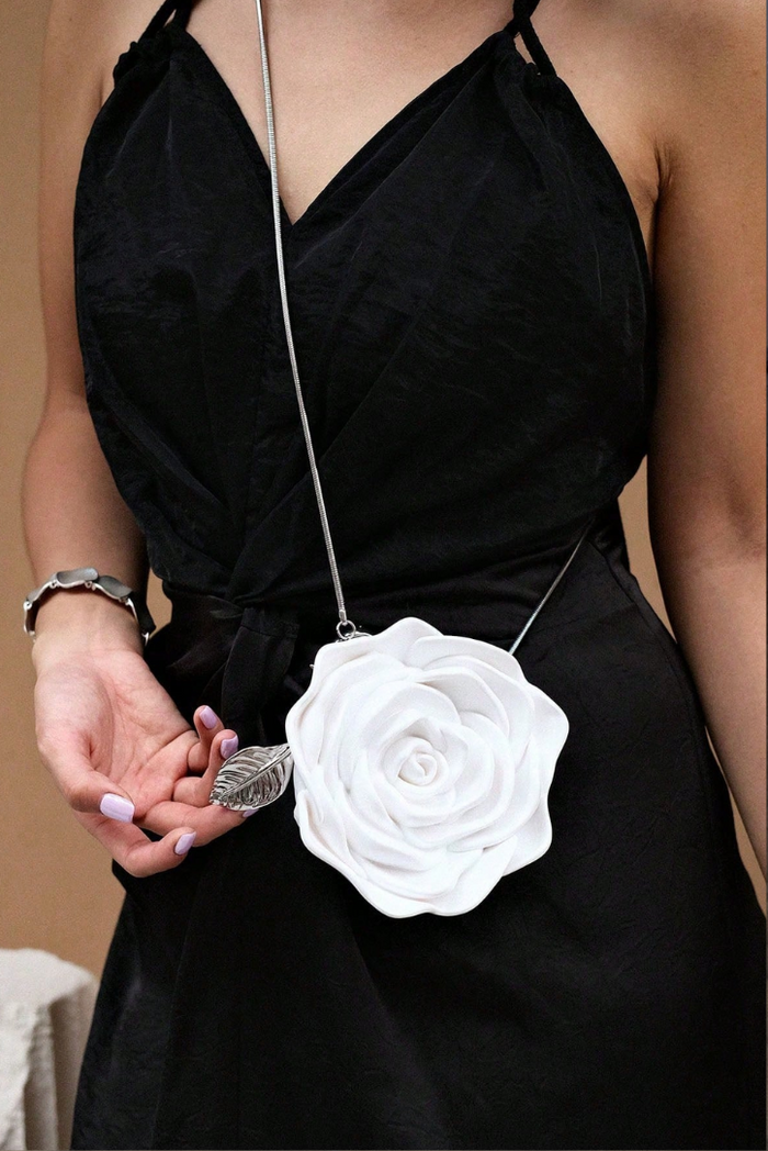 Clutch in rozenvorm met crossbody-ketting