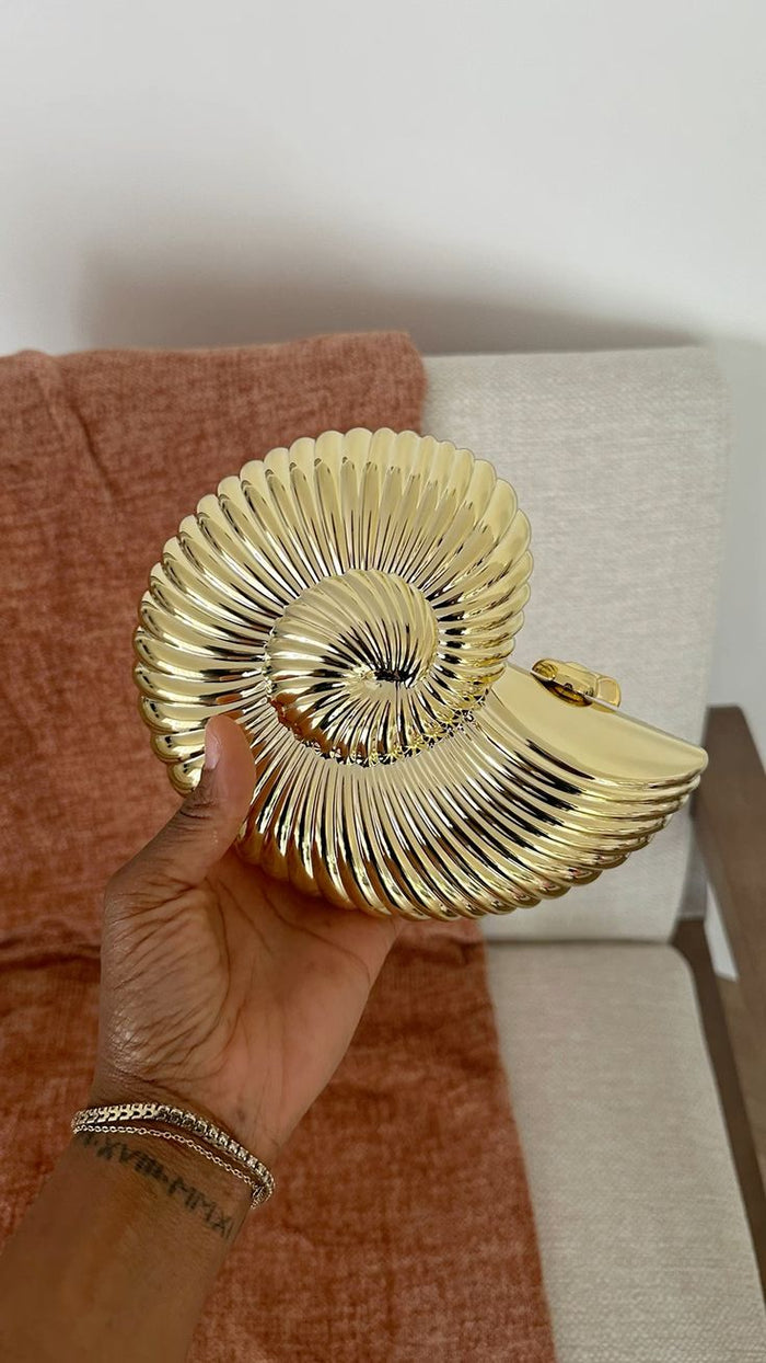 Metallic clutch in schelpvorm met kettinghengsel