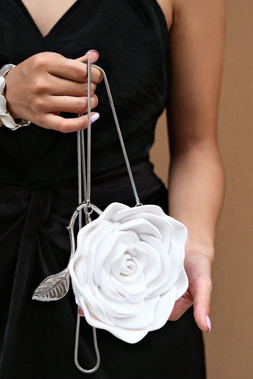 Clutch in rozenvorm met crossbody-ketting