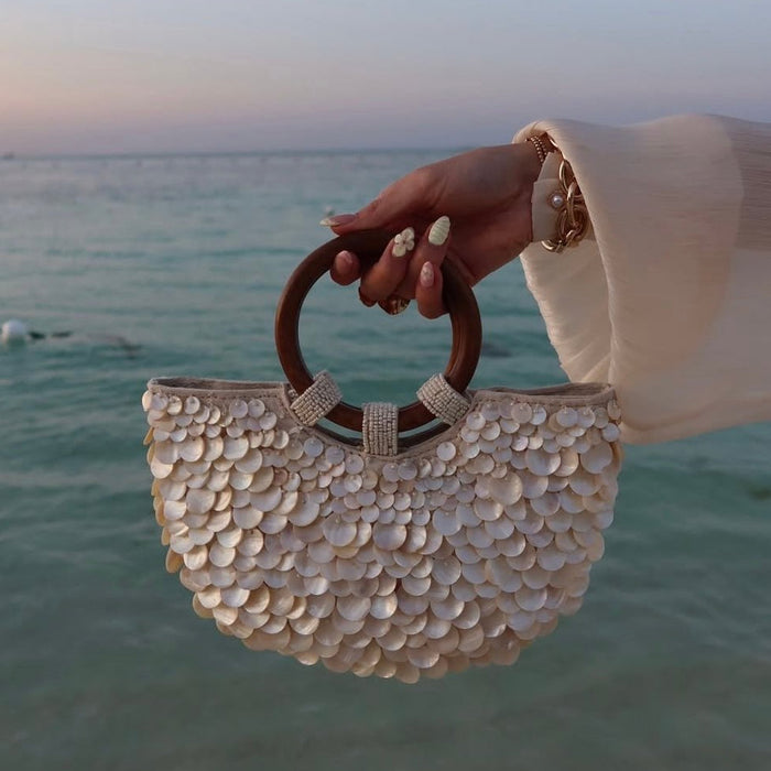 Handtas met schelpen en twee handvatten
