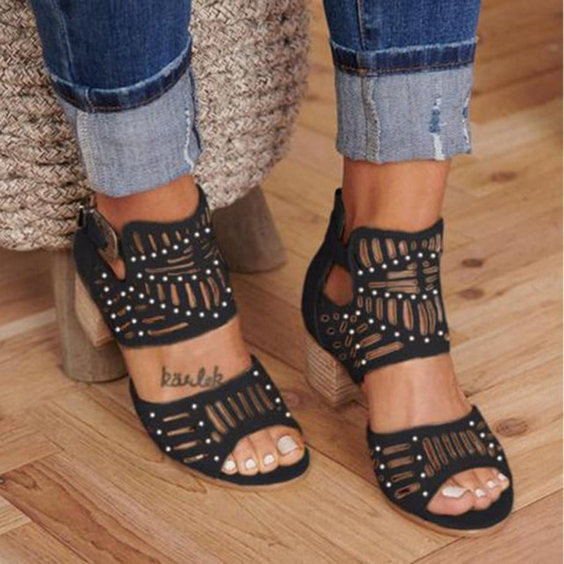 Ademende leren sandalen met lasercut-dessin