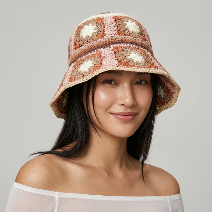 Gehaakte bucket hat met bloemenmotief