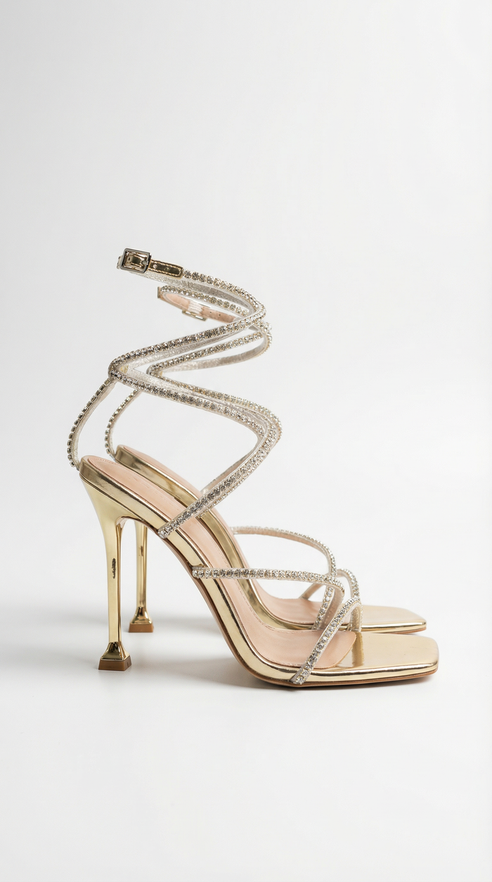 Sandalen met hak en gewikkelde strassbandjes